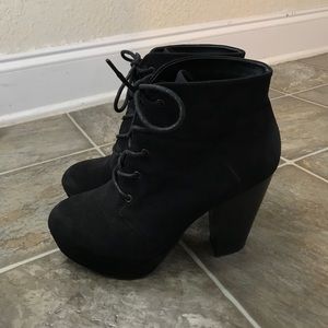 Women’s lace-up heeled bootie